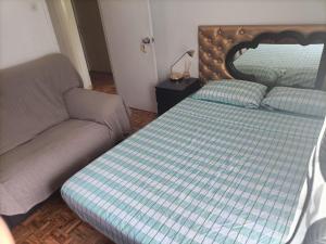 un letto e un divano in una camera di La Doñita2 a Madrid
