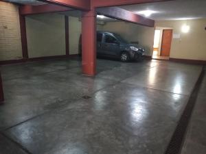 un garage con un'auto parcheggiata in esso di El Racimo, dpto en Ciudad de Mendoza a Mendoza