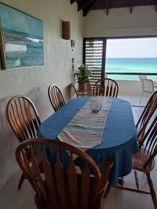une salle à manger avec une table bleue et des chaises dans l'établissement 6 Sandy Surf, Worthing Christ Church, à Christ Church