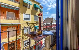 een balkon met een tafel en een fruitschaal. bij Miraflores Central Alicante in Alicante