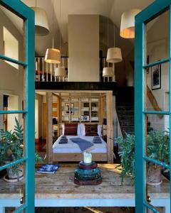 um quarto com uma cama num quarto em The Stable Yard House at Burtown House & Gardens em Athy