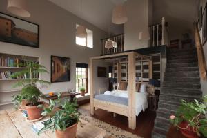 Tempat tidur susun dalam kamar di The Stable Yard House at Burtown House & Gardens