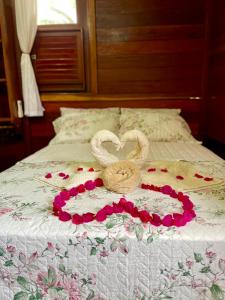 Cama ou camas em um quarto em Chalés Paradise