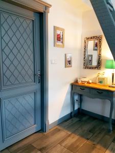 een blauwe deur in een kamer met een bureau bij Apartament Old England in Żywiec