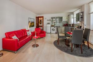 un salon avec un canapé rouge et une table dans l'établissement Villa Medici 10 a, à Ahlbeck 7 autres photos
