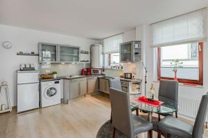 une cuisine avec une table et une salle à manger dans l'établissement Villa Medici 10 a, à Ahlbeck