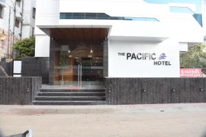 een gebouw met een bord dat het Pacific hotel leest bij The Pacific Hotel in Vadodara