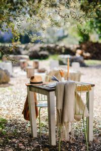 een tafel met een servet en een hoed erop bij Cooking and Nature - Emotional Hotel in Alvados