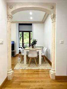 a dining room with a table and chairs at Avenida 12 apartment in San Sebastián