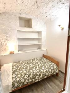 sypialnia z łóżkiem w pokoju w obiekcie Espace Le Cheval Blanc w mieście Castelnau-le-Lez