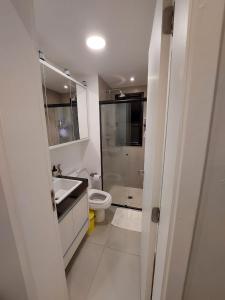 een badkamer met een toilet, een wastafel en een douche bij VN CASA TOPÁZIO - VILA MARIANA in Sao Paulo