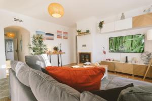 sala de estar con sofá y mesa en Best Houses 26: Baleal Beach Front Retreat, en Ferrel