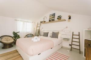 1 dormitorio con 1 cama blanca grande con sábanas rosas en Best Houses 26: Baleal Beach Front Retreat, en Ferrel