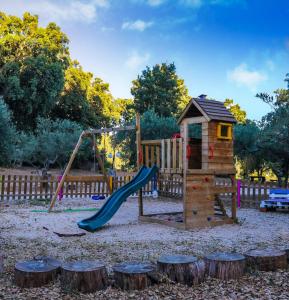 um parque infantil com um escorrega e uma estrutura de jogos em Hotel Rural El Retiro de San Pedro by RetiroRural em Arenas de San Pedro