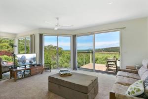 un soggiorno con un divano e una grande finestra di Panoramic Views ad Aireys Inlet