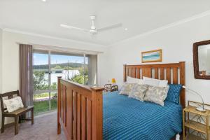 una camera da letto con un letto di legno e una finestra di Panoramic Views ad Aireys Inlet