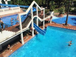 grupa ludzi w wodzie przy basenie w obiekcie LUX. FRONTBEACH-TERRACE. 5 POOLS.TV. 2 A.C.NETFLIX w mieście Benalmádena
