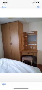 Schlafzimmer mit einem Bett, einem Schreibtisch und einem TV in der Unterkunft i13 the chase caravan park in Ingoldmells