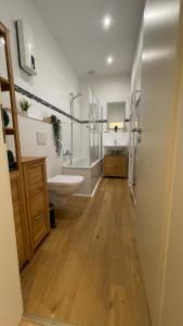 ein Badezimmer mit einem WC, einem Waschbecken und einer Badewanne in der Unterkunft Apartment am Zollverein -WiFi - Parking for free in Essen