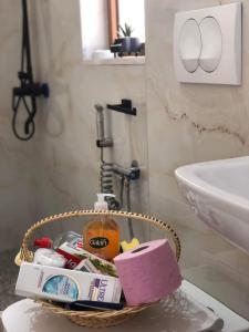 - Cesta de artículos de aseo en el baño en Vila Emante, en Tushemisht