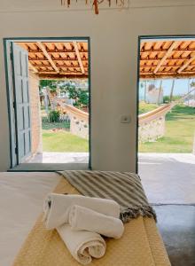 sypialnia z łóżkiem z dwoma ręcznikami w obiekcie Pousada Quintal Caraíva w mieście Caraíva