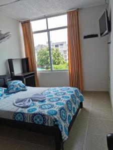 約帕爾的住宿－hotel villa morenta，一间卧室设有一张床和一个大窗户