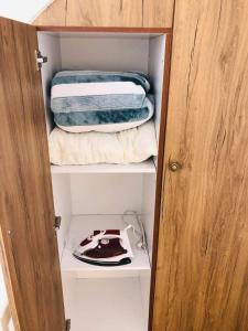 un armario con toallas y toallas encima en Vila Emante, en Tushemisht