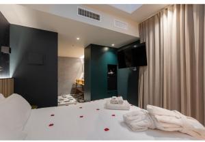 um quarto com uma grande cama branca com toalhas em Lo hotel del poblet em Poblenou del Delta