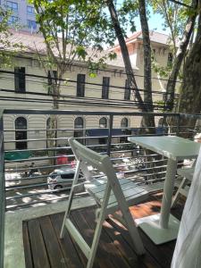 een paar stoelen en een tafel op een balkon bij terraza de nicaragua in Buenos Aires