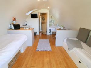 Larch في أوتوكستر: غرفة معيشة مع سرير وأريكة