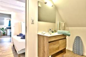 Łóżko lub łóżka w pokoju w obiekcie Ty Koant au coeur du Guilvinec - Wifi inclus - Draps et serviettes inclus