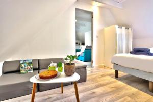 salon z kanapą i stołem w obiekcie Ty Koant au coeur du Guilvinec - Wifi inclus - Draps et serviettes inclus w mieście Guilvinec