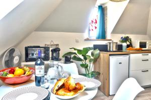 Kuchnia lub aneks kuchenny w obiekcie Ty Koant au coeur du Guilvinec - Wifi inclus - Draps et serviettes inclus