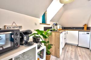 Kuchnia lub aneks kuchenny w obiekcie Ty Koant au coeur du Guilvinec - Wifi inclus - Draps et serviettes inclus