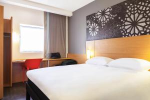 Postel nebo postele na pokoji v ubytování Ibis Casanearshore