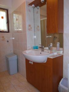 Kúpeľňa v ubytovaní Apartments Ida, 100 m from the beach