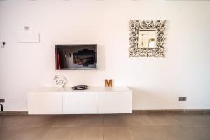 A television and/or entertainment centre at Casa Martín.