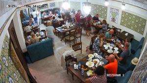 een groep mensen die aan tafel zitten in een restaurant bij AL-MALIK Boutique Hotel in Bukhara