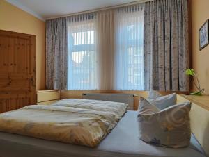 1 dormitorio con 1 cama frente a una ventana en Ferienwohnung Rustica, en Wernigerode