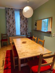 comedor con mesa de madera y sillas en Ferienwohnung Rustica, en Wernigerode