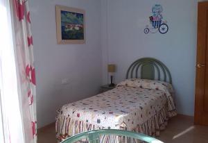 1 dormitorio pequeño con 1 cama en una habitación en Sea front house, en Torre del Mar