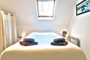 Łóżko lub łóżka w pokoju w obiekcie Ty Koant au coeur du Guilvinec - Wifi inclus - Draps et serviettes inclus