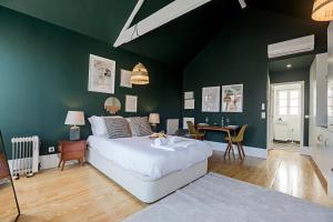 En eller flere senge i et værelse på Lóios 66 by LovelyStay