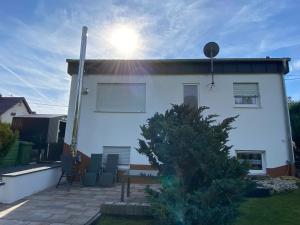 een wit huis met de zon erop bij Försters Ferienhaus in Atzelgift