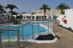a swimming pool in front of a hotel at Golondrina 17 - Bungalow con giardino a Matagorda - Fronte mare - Aria condizionata - Piscina in Los Pocillos