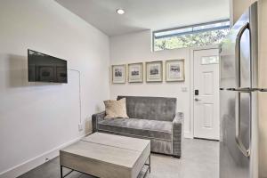 A seating area at Mt Baker Apartment Walk to Lake and Light Rail