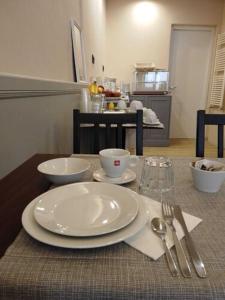 una mesa con un plato blanco y cubiertos en Hotel Camilla Firenze, en Florencia