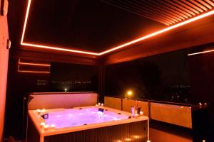 列日SuiteDreams - Sky Suite - Liège的带窗户的房间里有一个大浴缸