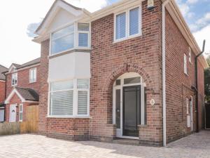 una casa de ladrillo rojo con una puerta negra en Chelsea House en Melton Mowbray