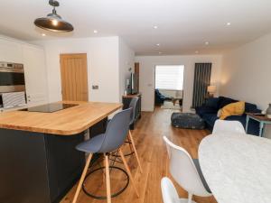 a kitchen and living room with a table and chairs at Chelsea House in Melton Mowbray